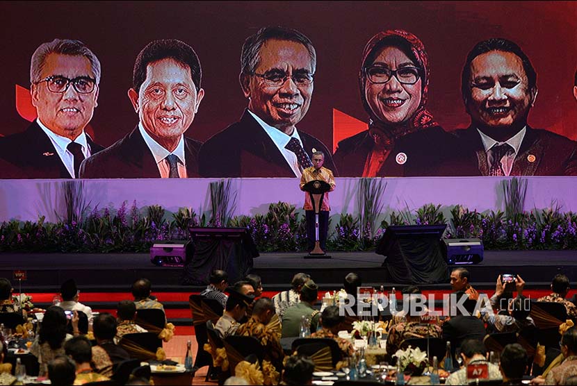 Ketua Dewan Komisioner OJK Wimboh Santoso memberikan sambutan saat pertemuan Tahunan Industri Jasa Keuangan 2018, di Jakarta, Kamis (18/1). OJK akan mendukung dan mengakselerasi pertumbuhan ekonomi melalui sektor jasa keuangan menuju target pertumbuhan ekonomi 2018. 