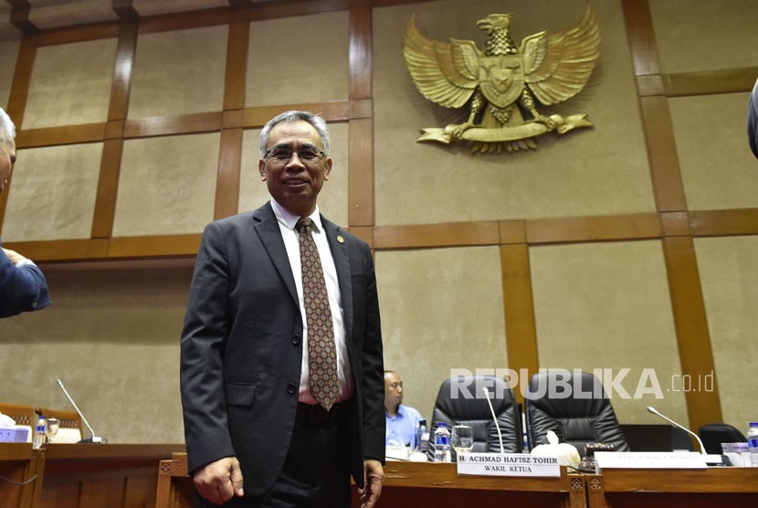 Ketua Dewan Komisioner OJK Wimboh Santoso meninggalkan ruangan usai rapat kerja bersama anggota Komisi XI DPR di Kompleks Parlemen Senayan, Jakarta, Senin (4/12). 