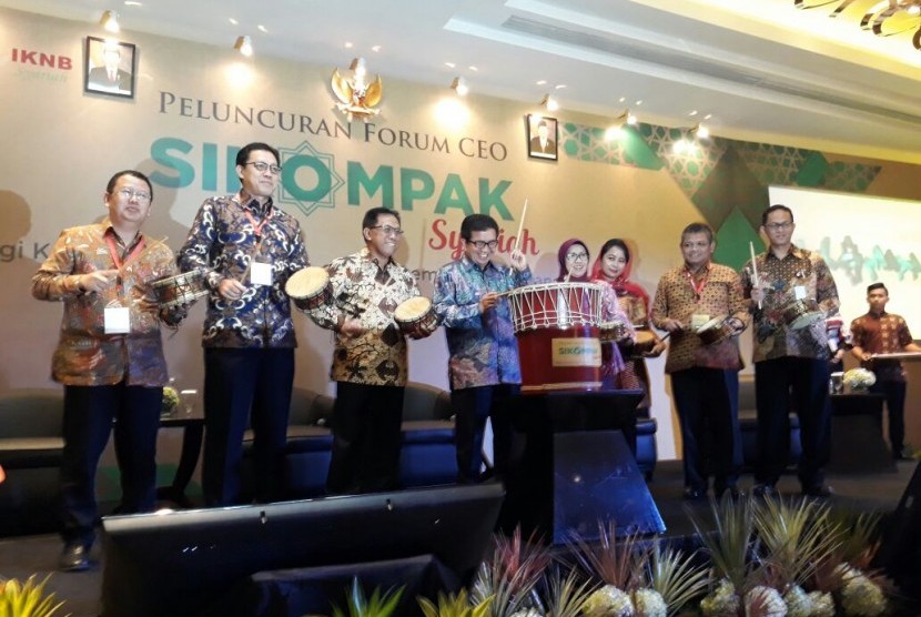 Ketua Dewan Komisioner Otoritas Jasa Keuangan Muliaman D Hadad (empat dari kiri) meluncurkan Forum CEO SIKOMPAK (Sinergi, Komunikasi, Pemasaran, dan Pengembangan Keuangan) Syariah di Jakarta, Senin (3/4). 