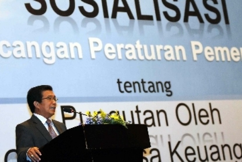 Ketua Dewan Komisioner Otoritas Jasa Keuangan Muliaman Hadad memberikan paparan saat sosialisasi rancangan peraturan pemerintah tentang Pungutan oleh Otoritas Jasa Keuangan (OJK) di Jakarta, Kamis (22/11).