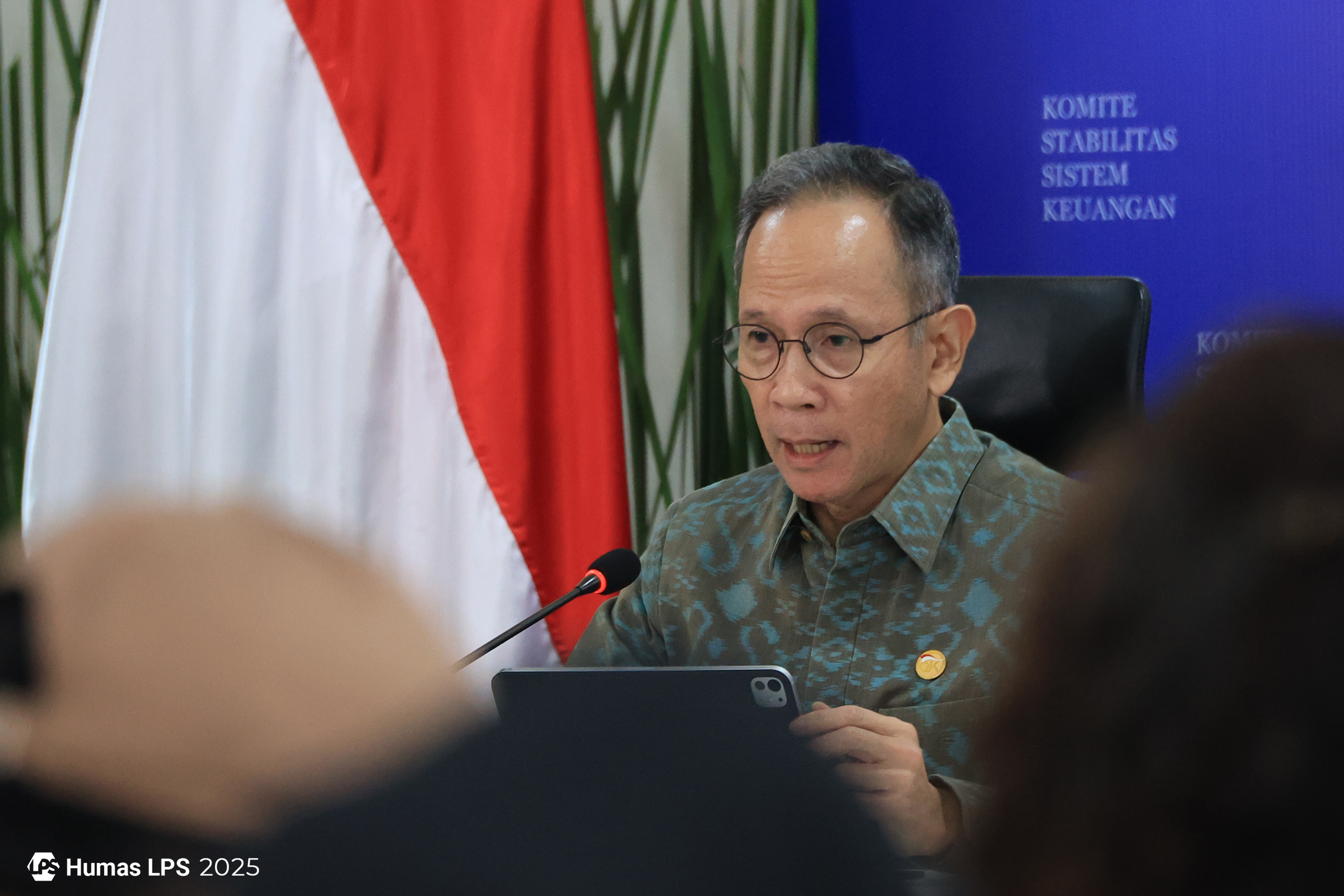 Ketua Dewan Komisioner Otoritas Jasa Keuangan (OJK) Mahendra Siregar dalam konferensi pers KSSK kuartal II 2025, Senin (28/7/2025).