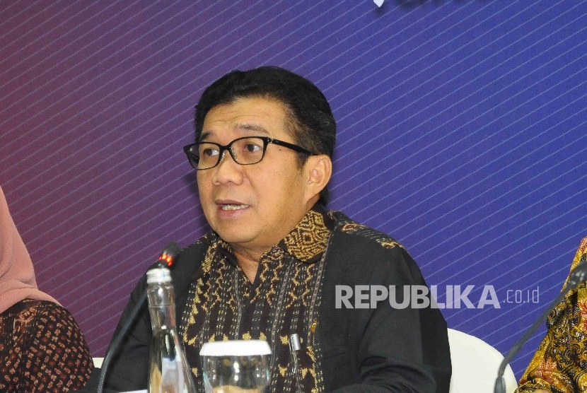 Ketua Dewan Komisioner Otoritas Jasa Keuangan (OJK) Muliaman D Hadad memberikan siaran pers akhir tahun OJK di Gedung OJK, Jakarta, Jumat (30/12).