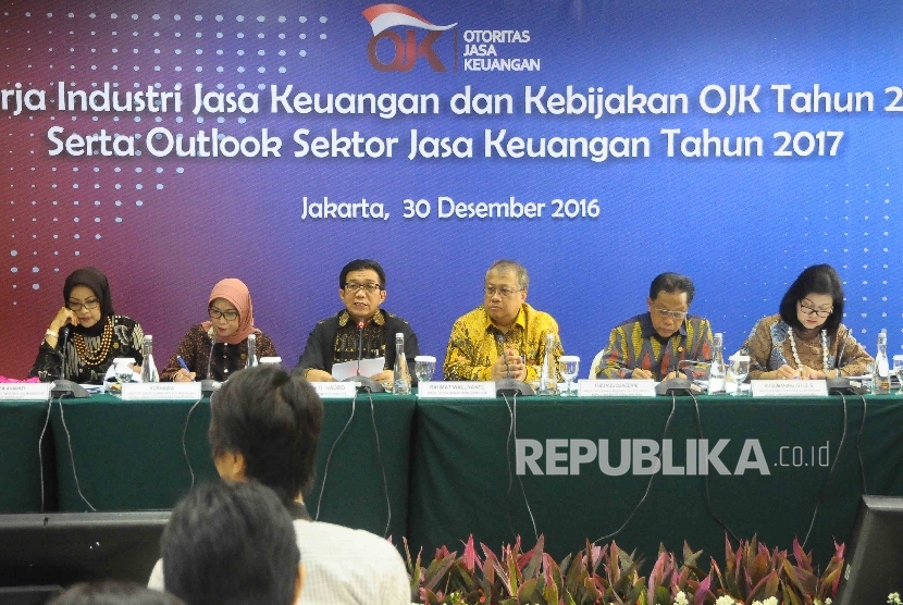 Ketua Dewan Komisioner Otoritas Jasa Keuangan (OJK) Muliaman D Hadad (ketiga kiri) bersama Anggota Dewan Komisioner OJK merangka Ketua Dewan Audit OJK Ilya Alvianti, Kepala Eksekutif Pengawas Pasar Modal OJK Nurhaida, Wakil Ketua Dewan Komisioner OJK Rahma