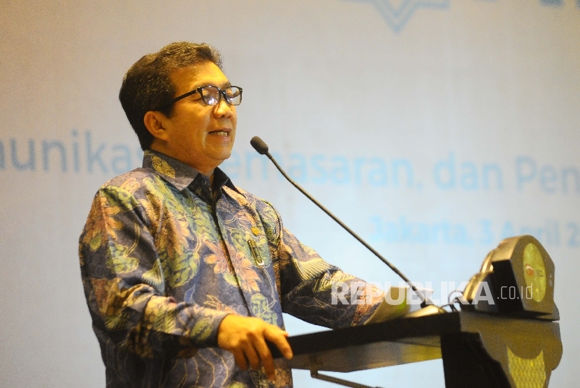Ketua Dewan Komisioner Otoritas Jasa Keuangan (OJK) Muliaman D Hadad menyampaikan sambutannya saat meluncurkan Forum CEO SIKOMPAK Syariah di Jakarta, Senin (3/4). 
