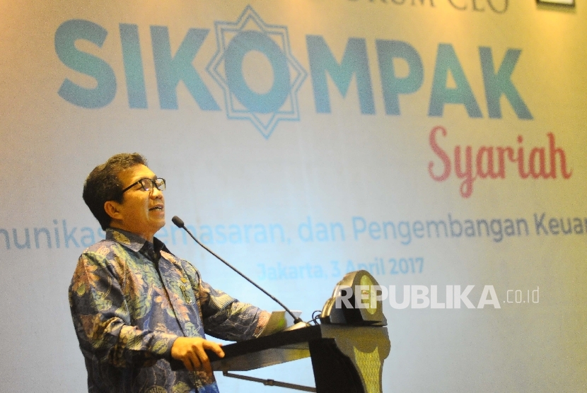 Ketua Dewan Komisioner Otoritas Jasa Keuangan (OJK) Muliaman D Hadad menyampaikan sambutannya saat meluncurkan Forum CEO SIKOMPAK Syariah di Jakarta, Senin (3/4). 