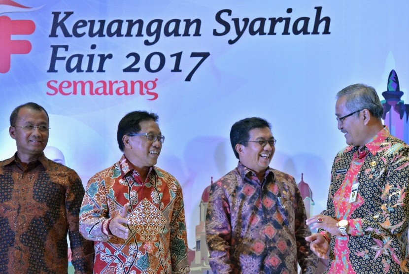 Ketua Dewan Komisioner Otoritas Jasa Keuangan (OJK) Muliaman D Hadad (kedua kanan) berbincang dengan Sekda Jateng Sri Puryono (kanan) dan Kepala Eksekutif Pengawas Industri Keuangan Non Bank (IKNB) OJK Firdaus Djaelani (kedua kiri) usai membuka Keuangan Syariah Fair (KSF) 2017, di Semarang, Jawa Tengah, Jumat (12/5).