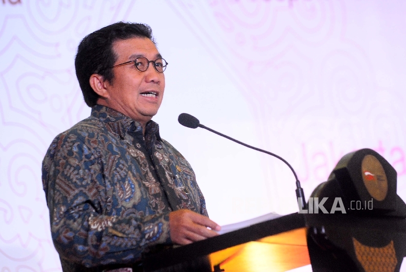 Ketua Dewan Komisioner Otoritas Jasa Keuangan (OJK) Muliaman D Hadad menyampaikan sambutannya saat peluncuran Roadmap pengembangan keuangan syariah di Jakarta, Selasa (13/6). 