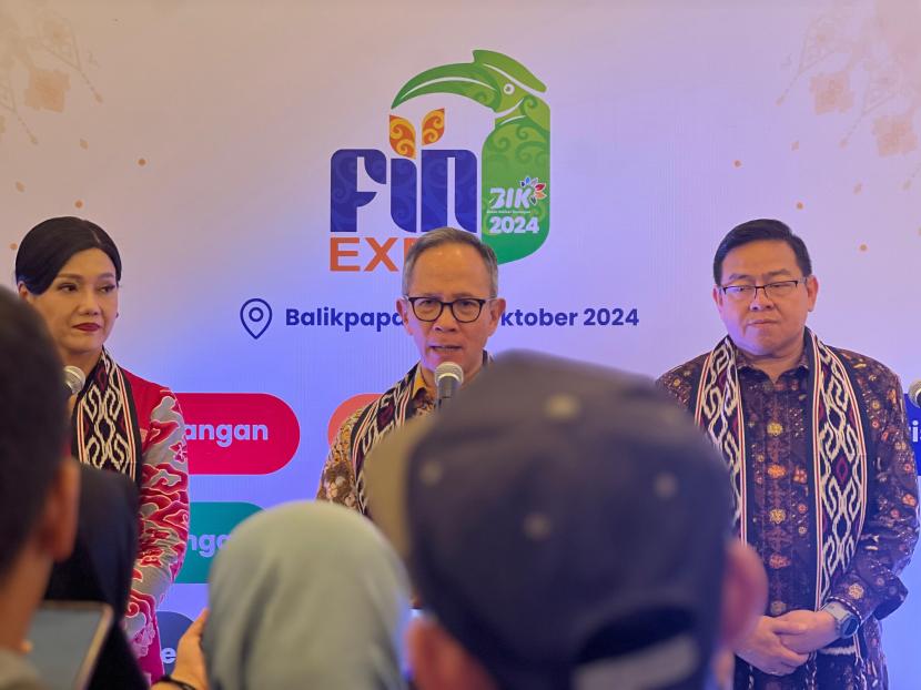 Ketua Dewan Komisioner Otoritas Jasa Keuangan (OJK) saat membuka FinExpo 2024 di Kota Balikpapan pada 3-6 Oktober 2024.