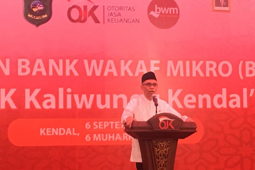 Ketua Dewan Komisioner Otoritas Jasa Keuangan (OJK), Wimboh Santoso meresmikan Bank Wakaf Mikro (BWM) di Kendal, Jawa Tengah, Jumat (6/9). 