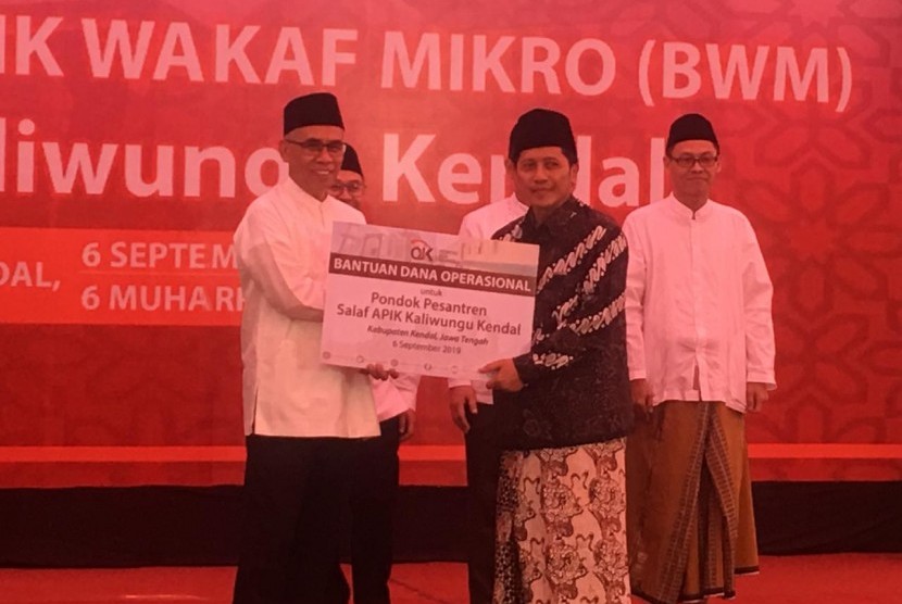 Ketua Dewan Komisioner Otoritas Jasa Keuangan (OJK), Wimboh Santoso meresmikan Bank Wakaf Mikro (BWM) di Kendal, Jawa Tengah, Jumat (6/9). 