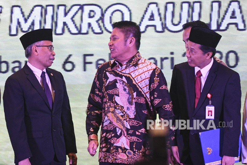Ketua Dewan Komisioner Otoritas Jasa Keuangan (OJK) Wimboh Santoso (kiri) berbincang dengan Gubernur Sumatera Selatan Herman Deru (tengah) dan Kepala OJK Regional 7 Sumbagsel Dijabat Untung Nugroho (kanan) usai meresmikan Bank Wakaf Mikro (BWM) di Palembang, Sumatera Selatan, Kamis (6/2/2020).