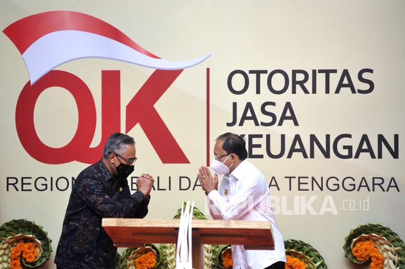 Ketua Dewan Komisioner Otoritas Jasa Keuangan (OJK) Wimboh Santoso (kiri) bersalam dengan Gubernur Bali Wayan Koster (kanan) saat peresmian gedung Kantor OJK Regional 8 di Denpasar, Bali, Senin (21/12/2020). Gedung Kantor OJK Regional 8 Bali dan Nusa Tenggara tersebut diharapkan dapat meningkatkan peran dan kontribusi OJK dalam meningkatkan pembangunan di daerah melalui hadirnya sektor keuangan.