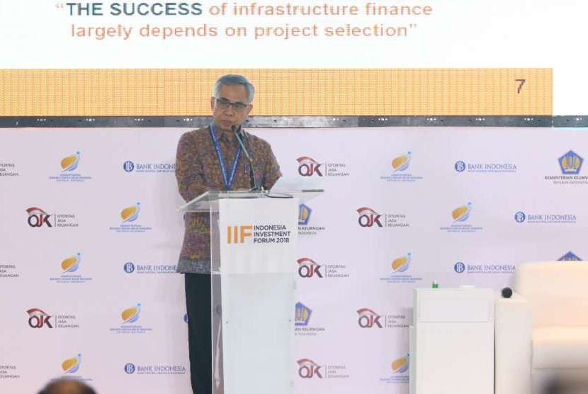 Ketua Dewan Komisioner Wimboh Santoso dalam Seminar A New Paradigm on Infrastructure Financing di Bali, Selasa (9/10).