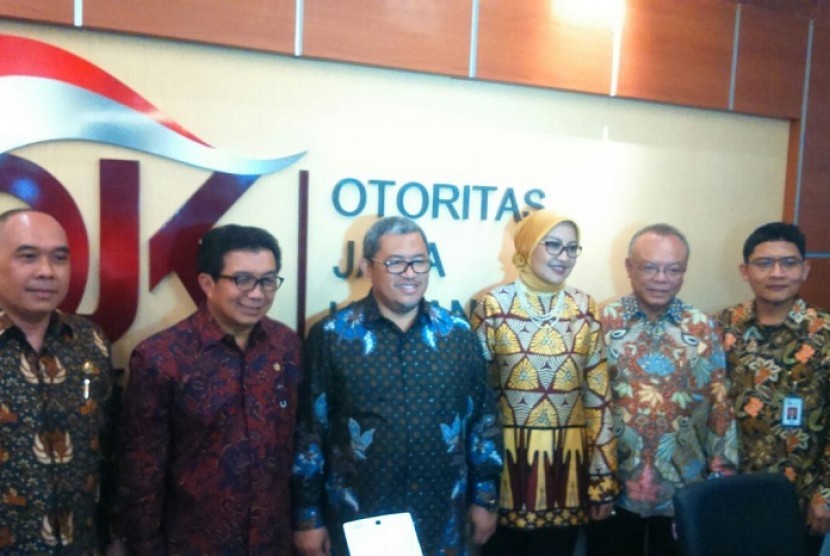 Ketua Dewan Komosioner OJK Muliaman D Hadad, bersama Gubernur Jabar Ahmad Heryawan meresmikan Gedung Kantor Regional OJK Jabar, Jumat (10/3) di Jalan Ir H Juanda Kota Bandung.