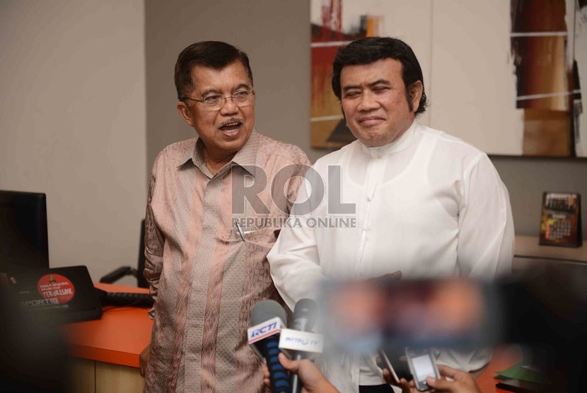  Ketua Dewan Masjid Indonesia (DMI), Jusuf Kalla bersama Rhoma Irama  memberikan keterangan kepada wartawan usai melakukan pertemuan tertutup di Kantor DMI di Menteng, Jakarta Pusat, Jumat (1/11).    (Republika/Agung Supriyanto)