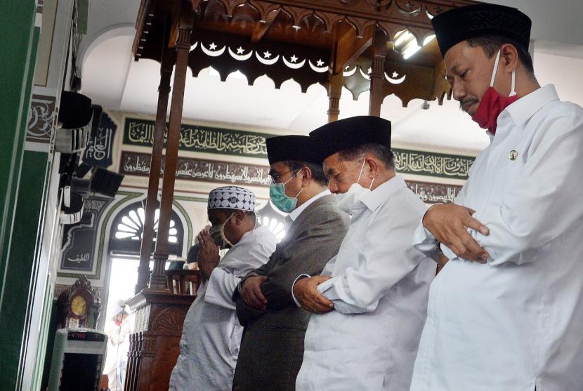 Ketua Dewan Masjid Indonesia (DMI) Jusuf Kalla (JK) dan sejumlah tokoh melaksanakan ibadah shalat Jumat perdana pada masa transisi PSBB DKI Jakarta di Masjid Agung Al-Azhar, Jakarta Selatan, Jumat (5/6).