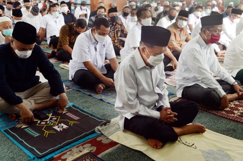 Ketua Dewan Masjid Indonesia (DMI) Jusuf Kalla (JK) dan sejumlah tokoh melaksanakan ibadah shalat Jumat perdana pada masa transisi PSBB DKI Jakarta di Masjid Agung Al-Azhar, Jakarta Selatan.