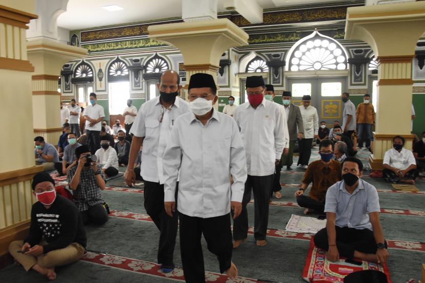 JK: Masjid Jadi Lokasi Vaksinasi Covid-19. Ketua Dewan Masjid Indonesia (DMI) Jusuf Kalla (tengah).