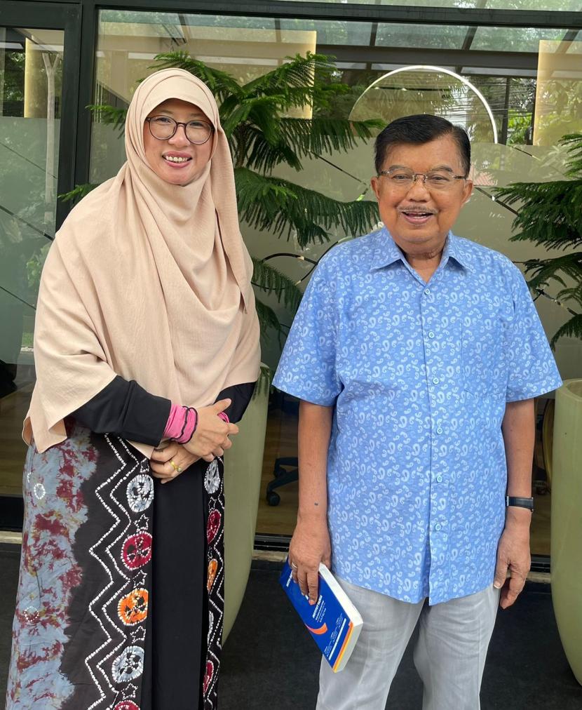 Ketua Dewan Masjid Indonesia Jusuf Kalla dan Rektor IAI Tazkia Murniati Mukhlisin.