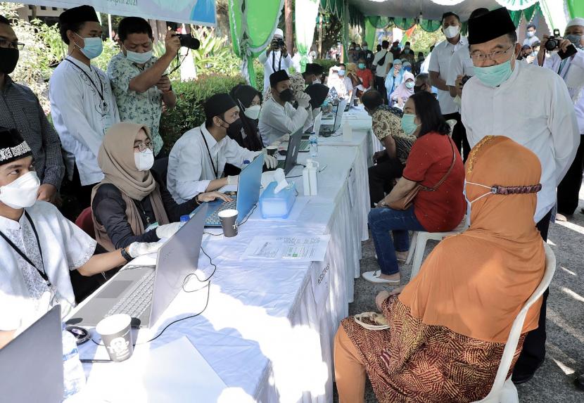 Ketua Dewan Masjid Indonesia Jusuf Kalla (JK) dan Wakil Menteri Kesehatan Dante Laksono saat meluncurkan progtam masjid sentra vaksin Covid-19, Jumat (9/4). 