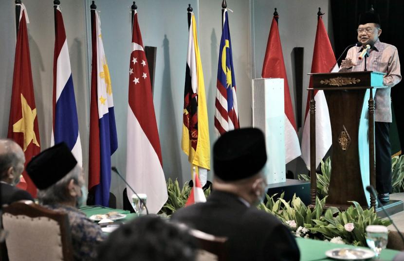 Ketua Dewan Masjid Indonesia Jusuf Kalla saat sambutan dalam Konferensi Internasional Komunitas Masjid Asean Tahun 2022 di Gedung DMI, Jalan Matraman, Jakarta Timur, Rabu (20/7). 