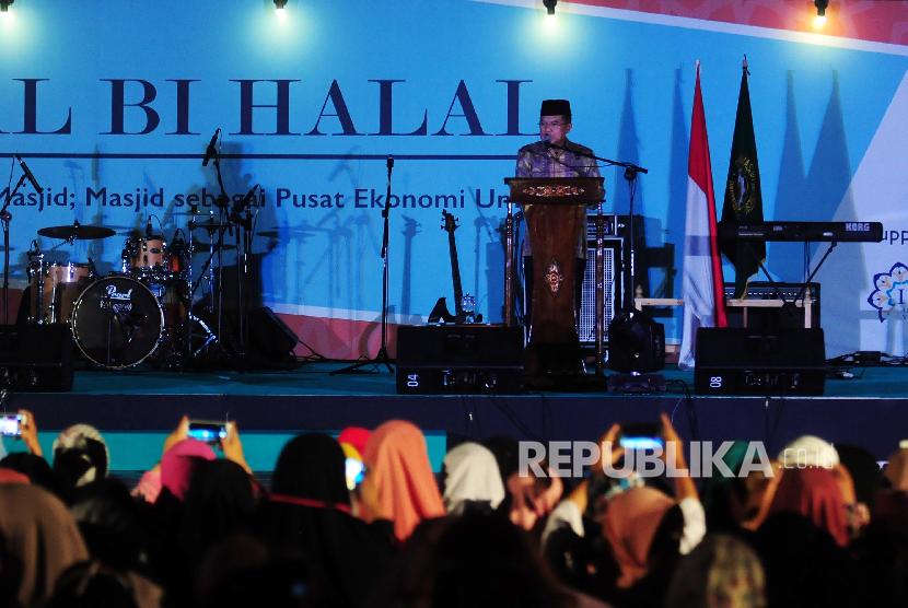 Ketua Dewan Masjid Indonesia yang juga Wakil Presiden Jusuf Kalla memberikan sambutan saat acara halal bi halal DMI di Masjid Istiqlal, Jakarta, Jumat (6/7). 