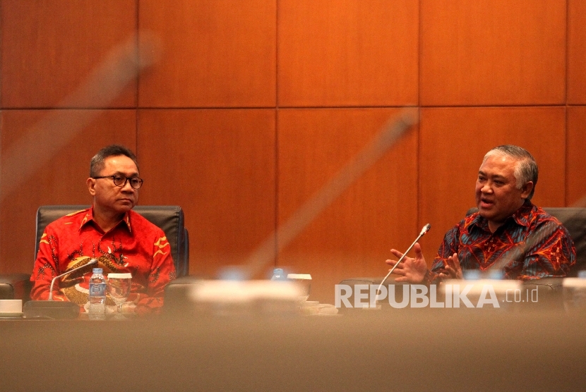 Ketua Dewan Nasional Pergerakan Indonesia Maju, Din Syamsuddin beraudiensi saat bertemu dengan Ketua MPR, Zulkifli Hasan di kompleks Parlemen, Senayan, Jakarta, Senin (15/5). (Republika / Rakhmawaty La'lang)