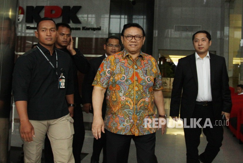 Ketua Dewan Pakar DPP Partai Golkar Agung Laksono (tengah) keluar gedung KPK usai menjalani pemeriksaan, Jakarta, Kamis (18/1). 