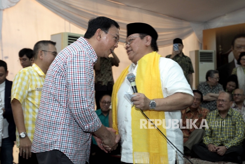 Ketua Dewan Pakar Partai Golkar Agung Laksono ( kanan) bersalaman dengan Calon Gubernur DKI Jakarta Basuki Tjahaja Purnama (kiri) 