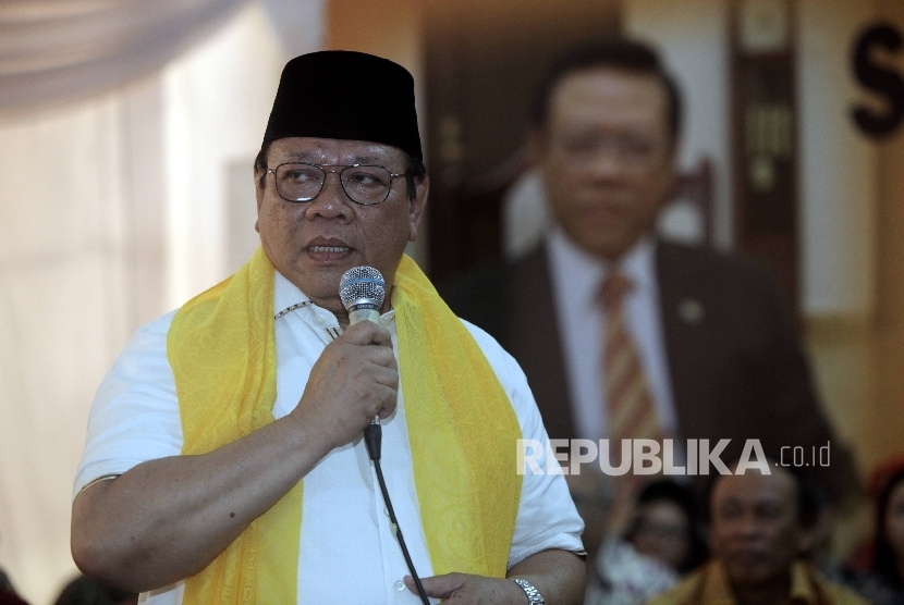 Ketua Dewan Pakar Partai Golkar Agung Laksono menyampaikan pidato pengantarnya saat Syukuran Ulang Tahunnya ke 68 di Jakarta, Ahad (26/3). 