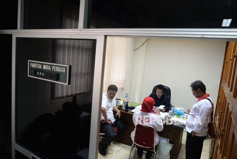   Ketua Dewan Pembina ACTA Habiburokhman, Wakil Ketua ACTA Nurhayati, dan Habib Novel Bamukmin mendaftarkan gugatan perkara pidana Ahok di Pengadilan Jakarta Utara, Jakarta, Senin (5/12).