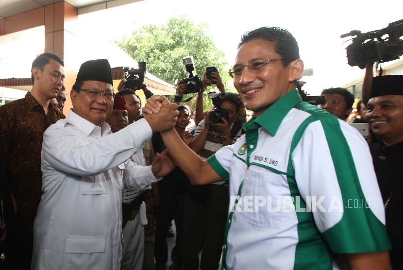 Ketua Dewan Pembina DPP Asosiasi Pedagang Pasar Seluruh Indonesia (APPSI) Prabowo Subianto (kiri) bersalaman dengan Ketua Umum APPSI baru Sandiaga Uno (kanan) di Jakarta, Selasa (22/3).(Republika/Rakhmawaty La'lang)