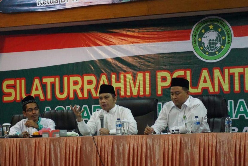 Ketua Dewan Pembina DPP Laskar Aswaja Marwan Jafar (tengah) saat mengikuti pelantikan dan Rakorwil DPW dan DPC Laskar Aswaja se-Provinsi Jawa Barat di Hotel Lingga, Bandung, Sabtu (22/4).