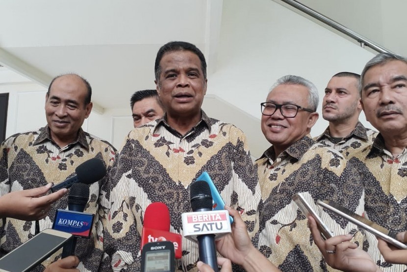 Gerakan Save Their Umrah Lapor ke Wapres. Foto: Ketua Dewan Pembina Forum Silaturahmi Asosiasi Travel Haji dan Umrah (Forum SATHU) Fuad Hasan Masyhur usai menemui Wakil Presiden Maruf Amin di Kantor Wapres, Jakarta, Senin (27/1).