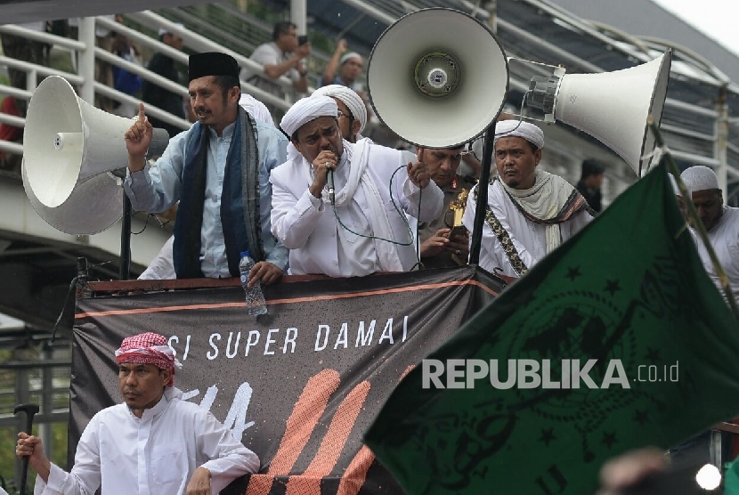 Ketua Dewan Pembina GNPF-MUI Habib Rizieq Shihab bersama Wakil Ketua GNPF-MUI Zaitun Rasmin melakukan orasi usai Aksi Bela Islam III di kawasan silang Monas, Jakarta, Jumat (2/12).