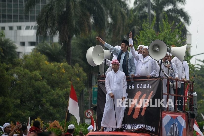 Ketua Dewan Pembina GNPF-MUI Habib Rizieq Shihab bersama Wakil Ketua GNPF-MUI Zaitun Rasmin melakukan orasi usai Aksi Bela Islam III di kawasan silang Monas, Jakarta, Jumat (2/12). 