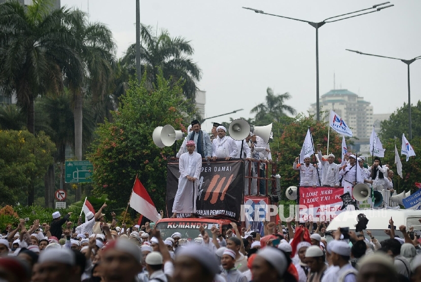 Ketua Dewan Pembina GNPF-MUI Habib Rizieq Shihab bersama Wakil Ketua GNPF-MUI Zaitun Rasmin melakukan orasi usai Aksi Bela Islam III di kawasan silang Monas, Jakarta, Jumat (2/12). 