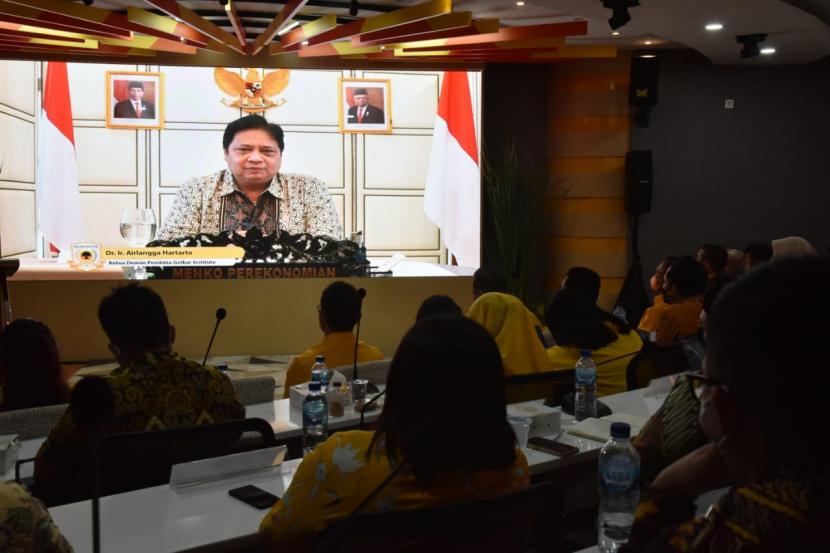 Ketua Dewan Pembina Golkar Institute Airlangga Hartarto menyampaikan pesan secara virtual kepada peserta Executive Education for Young Political Leaders 4 yang digelar di DPP Partai Golkar, Senin (25/10).  