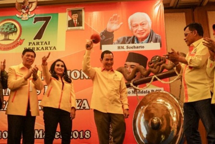 Ketua Dewan Pembina Partai Berkarya Hutomo Mandala Putra atau Tommy Soeharto (ketiga kiri) didampingi Ketua Umum Neneng A Tuti (kedua kiri), Ketua Dewan kehormatan Muchdi PR (kanan) dan Ketua Dewan Pertimbangan Tedjo Edhy Purdijatno (kiri) memukul gong saat pembukaan Rapat Pimpinan Nasional (Rapimnas) III Partai Berkarya di Solo, Jawa Tengah, Sabtu (10/3). Rapimnas yang akan berlangsung hingga 13 Maret tersebut membahas strategi pemenangan Partai Berkarya di Pemilu Legislatif dan posisi politiknya pada Pilpres 2019. 