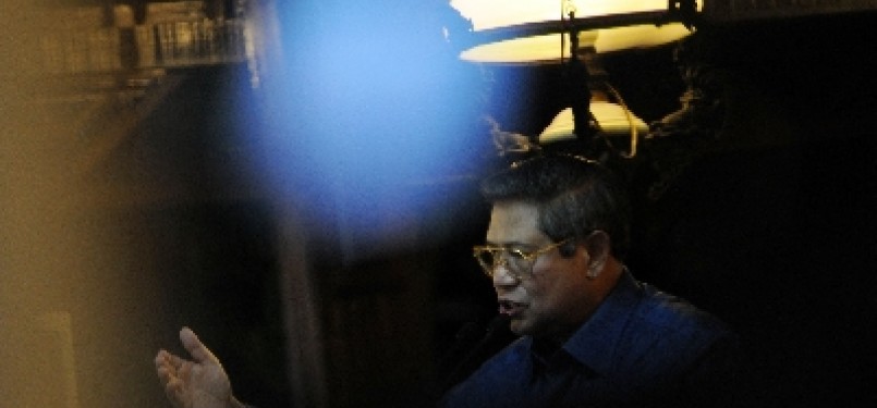  Ketua Dewan Pembina Partai Demokrat, Susilo Bambang Yudhoyono, berbicara saat memberikan pembekalan kader di kediamannya, Cikeas, Jawa Barat, Ahad (18/3)malam. 
