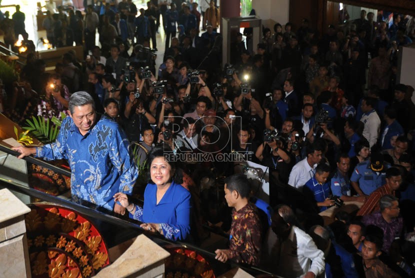  Ketua Dewan Pembina Partai Demokrat, Susilo Bambang Yudhoyono didampingi Ibu Ani Yudhoyono tiba di lokasi Kongres Luar Biasa Partai Demkorat di Denpasar,Sabtu (30/3).(Republika/Aditya Pradana Putra)