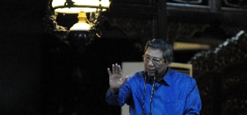Ketua Dewan Pembina Partai Demokrat Susilo Bambang Yudhoyono berbicara saat memberikan pembekalan kader di kediamannya, Cikeas, Jawa Barat, Ahad (18/3)malam. Pertemuan ini membicarakan persoalan bangsa, termasuk rencana kenaikan BBM.