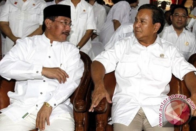 Ketua Dewan Pembina Partai Gerakan Indonesia Raya (Gerindra) Prabowo Subianto berbincang dengan Ketua Umum Partai Kebangkitan Nasional Ulama (PKNU) Chairul Anam (kiri) di Kantor DPP Partai Gerindra, Jakarta, Ahad (17/2)
