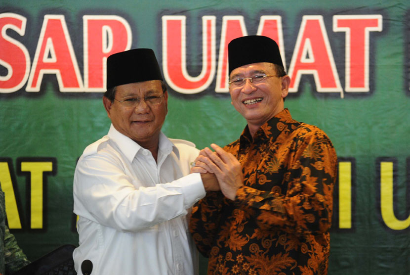  Ketua Dewan Pembina Partai Gerindra Prabowo Subianto bersama Ketua Umum PPP Suryadharma Ali (kanan).