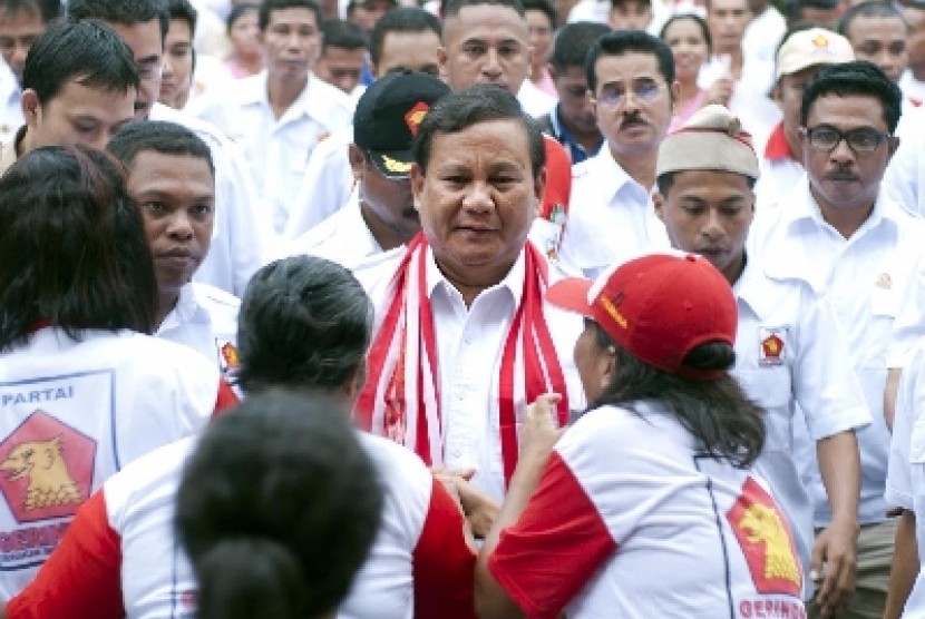  Ketua Dewan Pembina Partai Gerindra, Prabowo Subianto disambut kader partai di Bandara Pattimura, Ambon, Jumat (29/4).