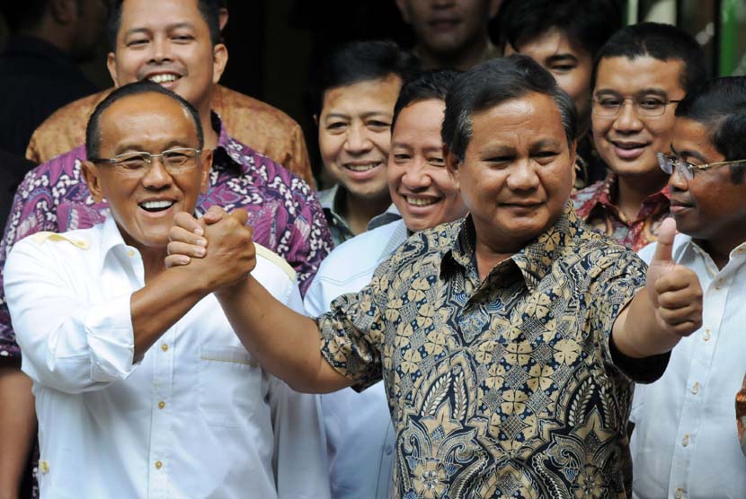 Ketua Dewan Pembina Partai Gerindra Prabowo Subianto (kanan) berjabat tangan dengan Ketua Umum Partai Golkar Aburizal Bakrie didampingi jajaran petinggi kedua partai usai melakukan pertemuan tertutup di kediaman Aburizal, Menteng, Jakarta, Selasa (29/4).