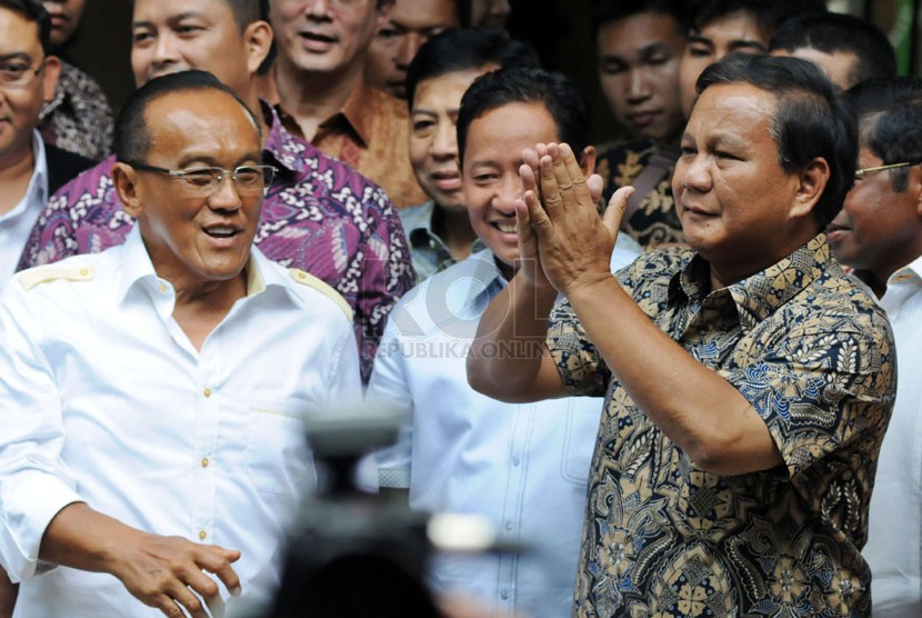 Ketua Dewan Pembina Partai Gerindra Prabowo Subianto (kanan) bersama Ketua Umum Partai Golkar Aburizal Bakrie memberikan keterangan pers usai pertemuan tertutup di  Jakarta, Selasa (29/4). (Republika/Aditya Pradana Putra )