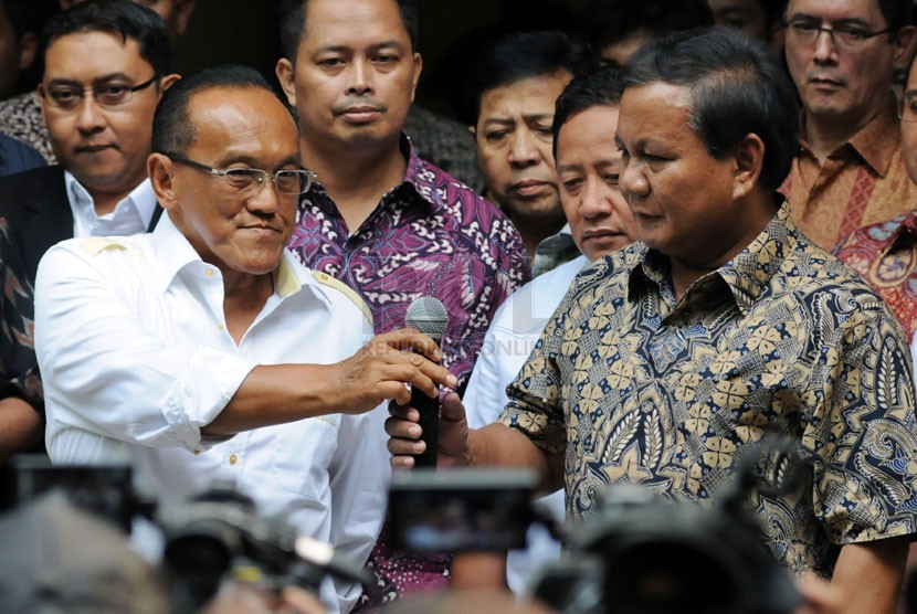 Ketua Dewan Pembina Partai Gerindra Prabowo Subianto (kanan) bersama Ketua Umum Partai Golkar Aburizal Bakrie memberikan keterangan pers usai pertemuan tertutup di  Jakarta, Selasa (29/4). (Republika/Aditya Pradana Putra )