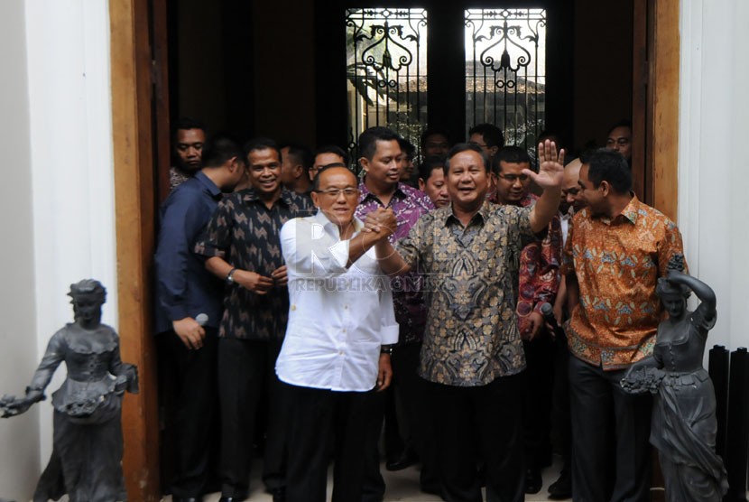 Ketua Dewan Pembina Partai Gerindra Prabowo Subianto (kanan) bersama Ketua Umum Partai Golkar Aburizal Bakrie memberikan keterangan pers usai pertemuan tertutup di  Jakarta, Selasa (29/4). (Republika/Aditya Pradana Putra )