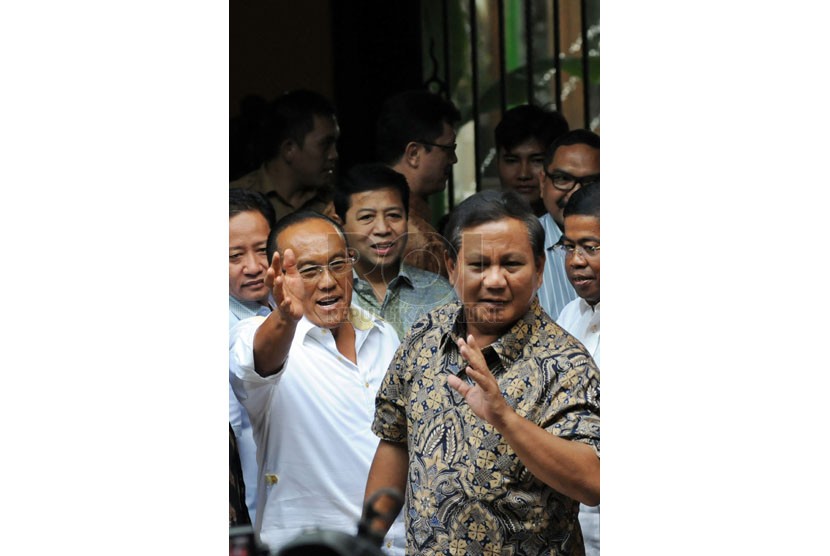 Ketua Dewan Pembina Partai Gerindra Prabowo Subianto (kanan) bersama Ketua Umum Partai Golkar Aburizal Bakrie memberikan keterangan pers usai pertemuan tertutup di  Jakarta, Selasa (29/4). (Republika/Aditya Pradana Putra )